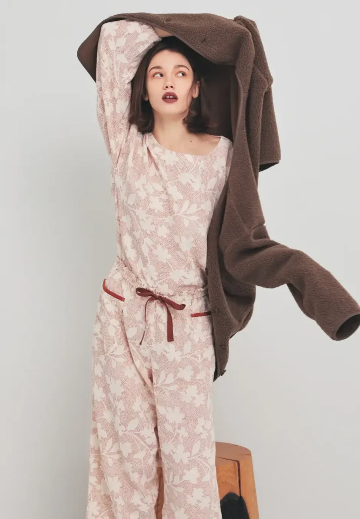 シュークリームガーゼ®　フラワーステッチパジャマ